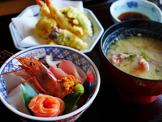 海鮮丼と天ぷらの日本食